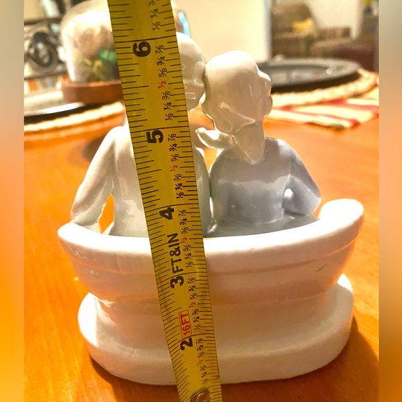 Vintage Colonial Porcelain 80’s Blue & White Couple Figurine Sitting on Sofa - Picture 13 of 15